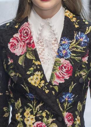 Яскраве пальто з чудною вишивкою,  dolce gabbana