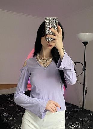 Кофта с вырезами на плечах