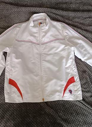 Білий спортивний костюм