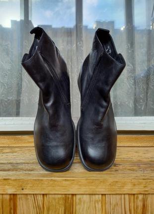 Базові шкіряні чорні черевики clarks