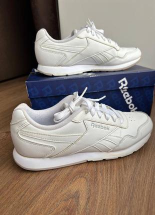 Білі кросівки reebok