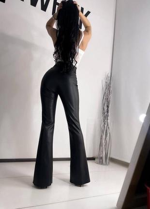 Черные кожаные брюки лосины клеш