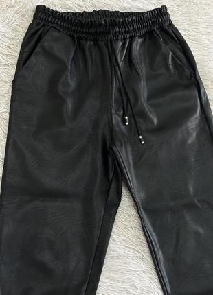 Черные кожаные джогерры vero moda