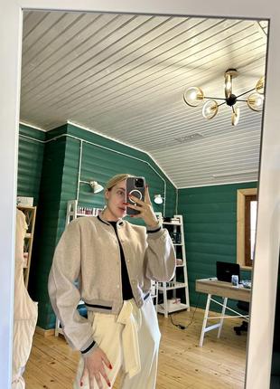 Коротка куртка-бомбер на кнопках