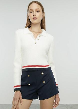 Дуже мʼякенький та прийомний до тіла светр/пуловер/кофта у білому кольорі з воротником на ґудзиках в розмірі s-m стан ідеальний