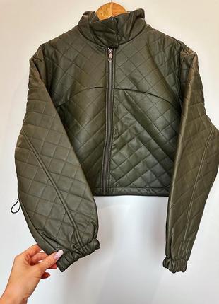 Куртка из эко кожи хаки m l курточка кожаная кожаная косухая лежанка зеленая оливковое 46 48 50 осенняя демисезонная модная стильная
