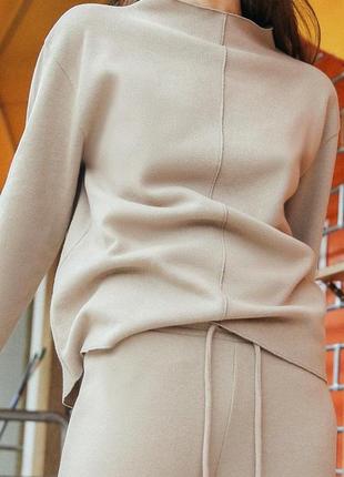 Мягкий свитер с рельефным швом спереди zara