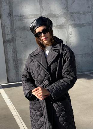 Стеганое дутое пальто под пояс на запах