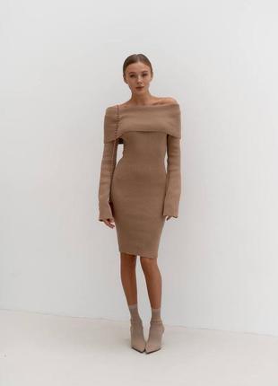 Трендовое платье с открытыми плечами.