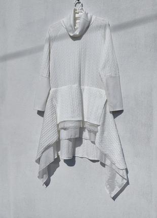 Стильное необычное белое ассиметричное тёплое платье