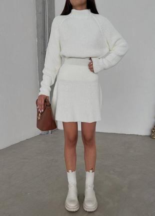 Женский трендовый белый черный вязаный костюм с короткой юбкой