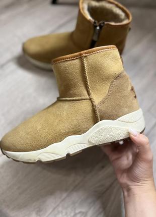 Шкіряні ugg на цегейці.