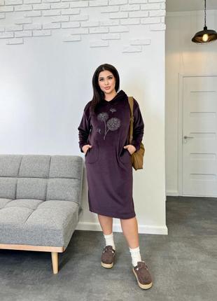 Жіноча спортивна тепла сукня баклажанова оксамитова бархатна з кульбабою зі стразами нище...