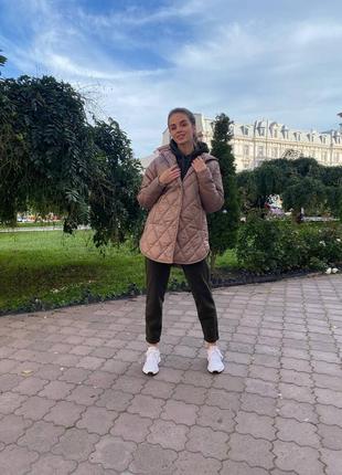 Куртка жіноча довга з капюшоном стьобана  з поясом тепла базова осіння зимова на осінь зиму демісезонна чорна біла бежева коричнева4 фото