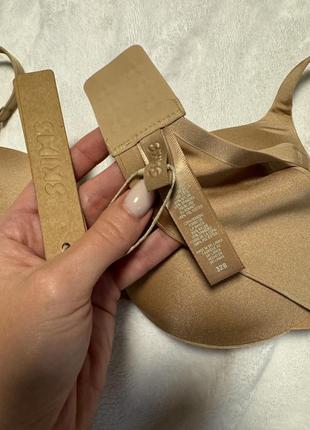 Бюстгальтер skims з імітацією сосків