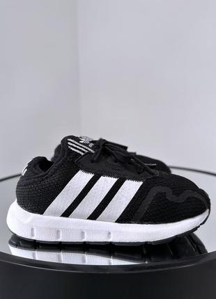 Чудові дихаючі кросівки adidas