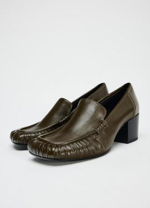 Шкіряні лофери туфлі зі зборками zara