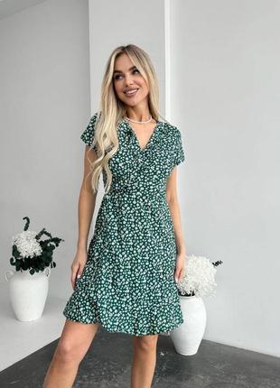 Платье короткое с цветочным принтом с вырезом в зоне декольте качественная стильная голубая зеленая7 фото