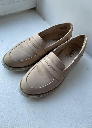 Женские кожаные светлые розовые лоферы clarks