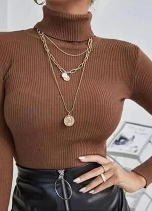 Женский базовый гольф с высоким горлом в рубчик