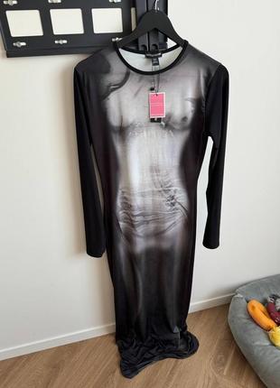 Черное платье макси с силуэтом женского тела3 фото