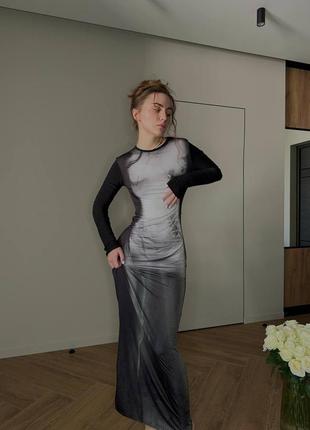 Черное платье макси с силуэтом женского тела1 фото