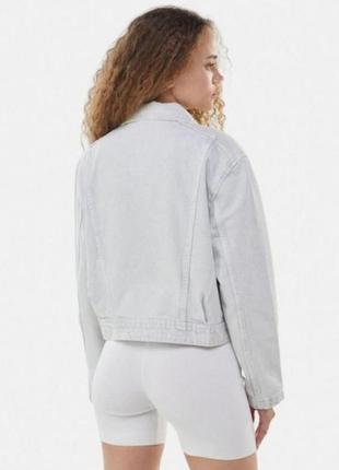 Серо-белая джинсовая куртка джинсовка9 фото