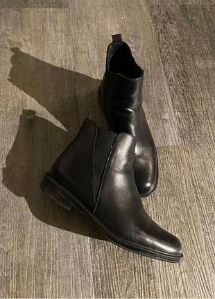 Стильні шкіряні челсі, напівчоботи