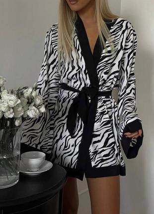 Халат жіночий чорно білий з принтом з поясом вільного крою стильний