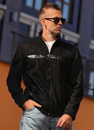Мужская молодёжная модная замшевая куртка в чёрном цвете.