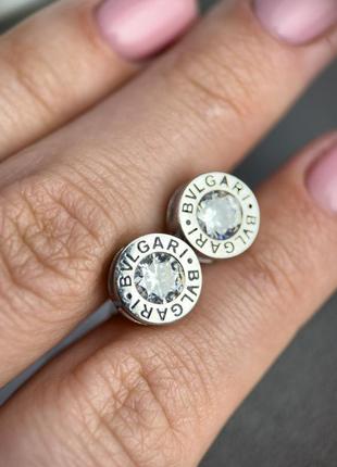Серебряные серьги в стиле bvlgari, закрутки с одним камнем посередине