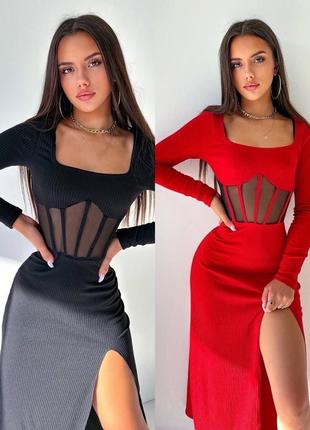Приталенное платье с элементами корсета и разрезом на ножке 😍