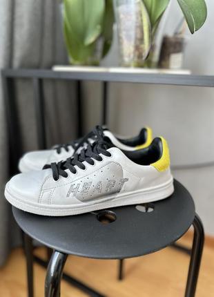 Кросівки жіночі