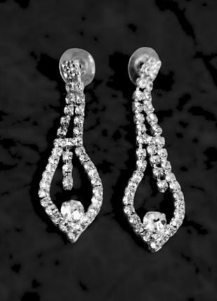 Серьги-гвоздики серебристого цвета с белыми камнями