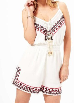 Нежный ромпер с этническими элементами для невысоких девушек