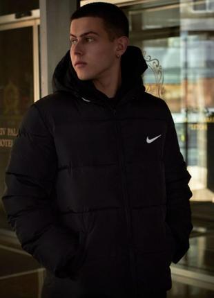 Куртка зимнего черного цвета nike на пуху