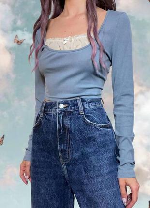 Голубой лонгслив в рубчик с бантиком