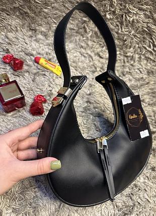 Женская сумочка в черном цвете в форме багет