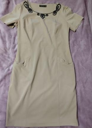 Платье женское с вышитым узором