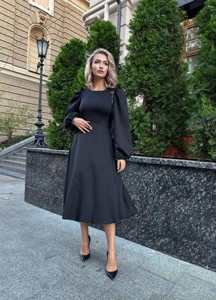 Платье приталенное сверху и свободное снизу с длинными рукавами на резинке