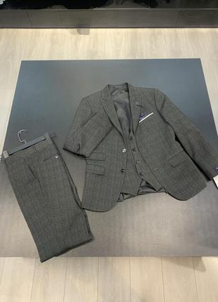 Костюм классический, тройка. размер 46.
