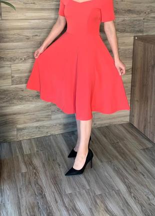 Платье кораллового цвета