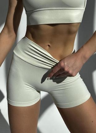 Спортивные женские короткие шорты pockets с карманами и пуш-ап молочные s m l