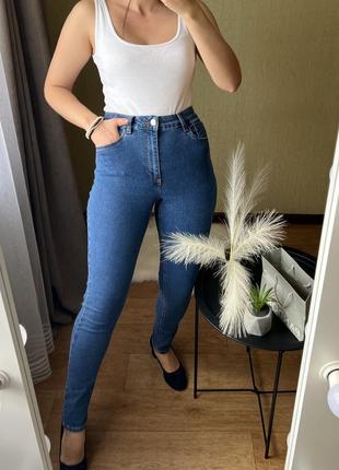 Идеальные базовые джинсы скошенные стрейчевые skinny высокая посадка