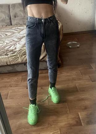 Джинсы мом мраморные bershka mom 34 серо черные мраморные