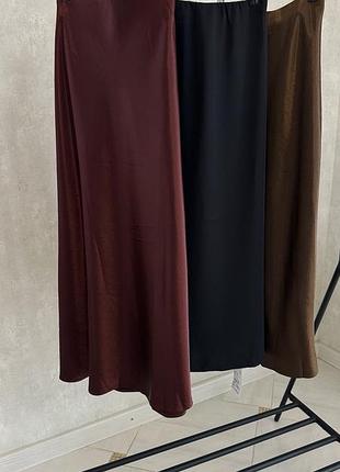 Однотонная атласная юбка-макси на высокой посадке.