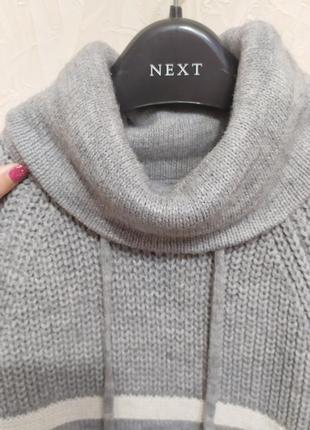 Красивый свитер с шерстью