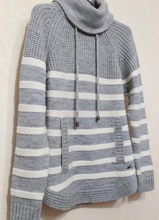 Красивый свитер с шерстью