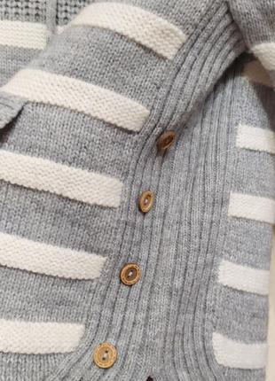 Красивый свитер с шерстью