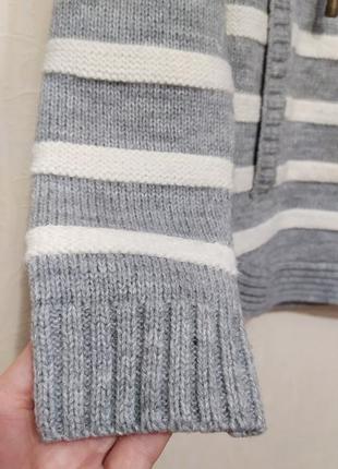 Красивый свитер с шерстью